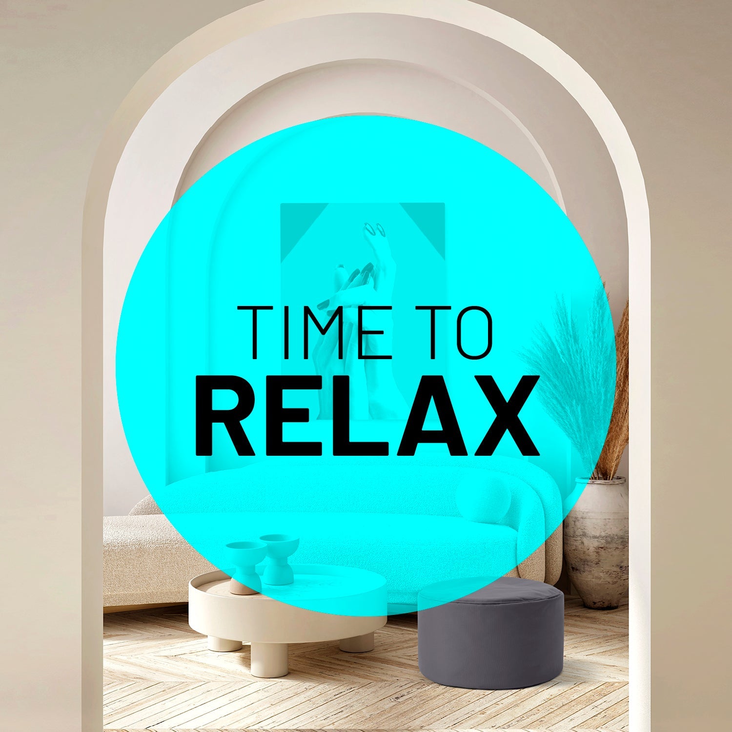 Blick durch einen Torbogen in ein modernes Wohnzimmer mit anthrazit Pouf  - Türkiser Patch mit Aufschrift "Time to Relax".