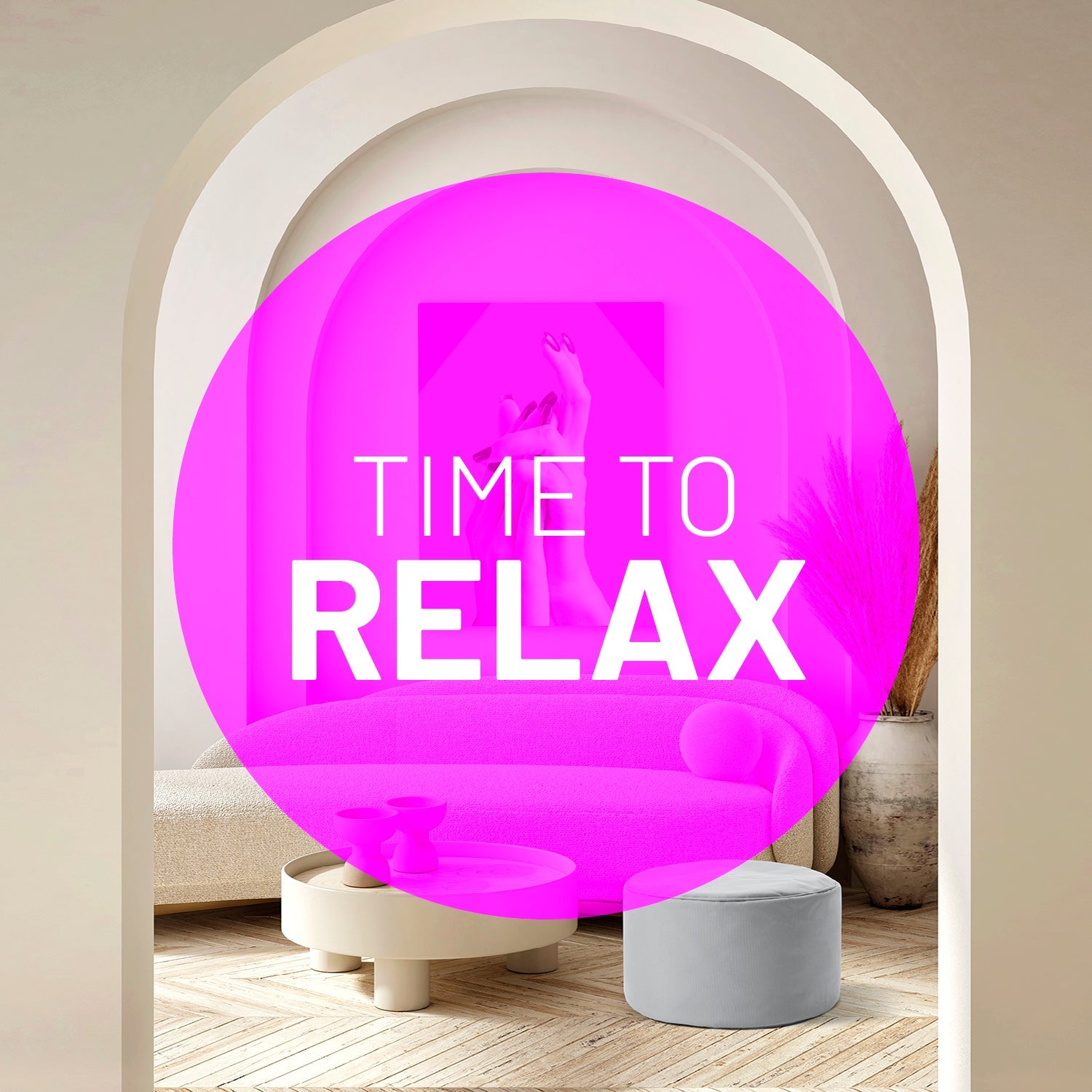 Blick durch einen Torbogen in ein modernes Wohnzimmer mit silbergrauen Pouf  - Lila Patch mit Aufschrift "Time to Relax".