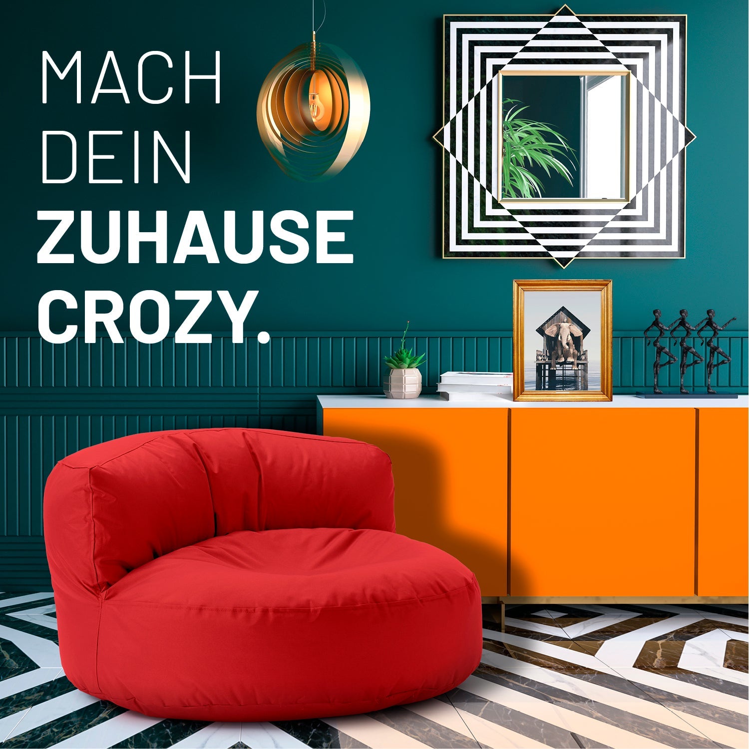 Modernes, buntes Wohnzimmer mit rotem Sitzsack-Sofa, farbiger Kommode und Text: „Mach dein Zuhause crozy.“
