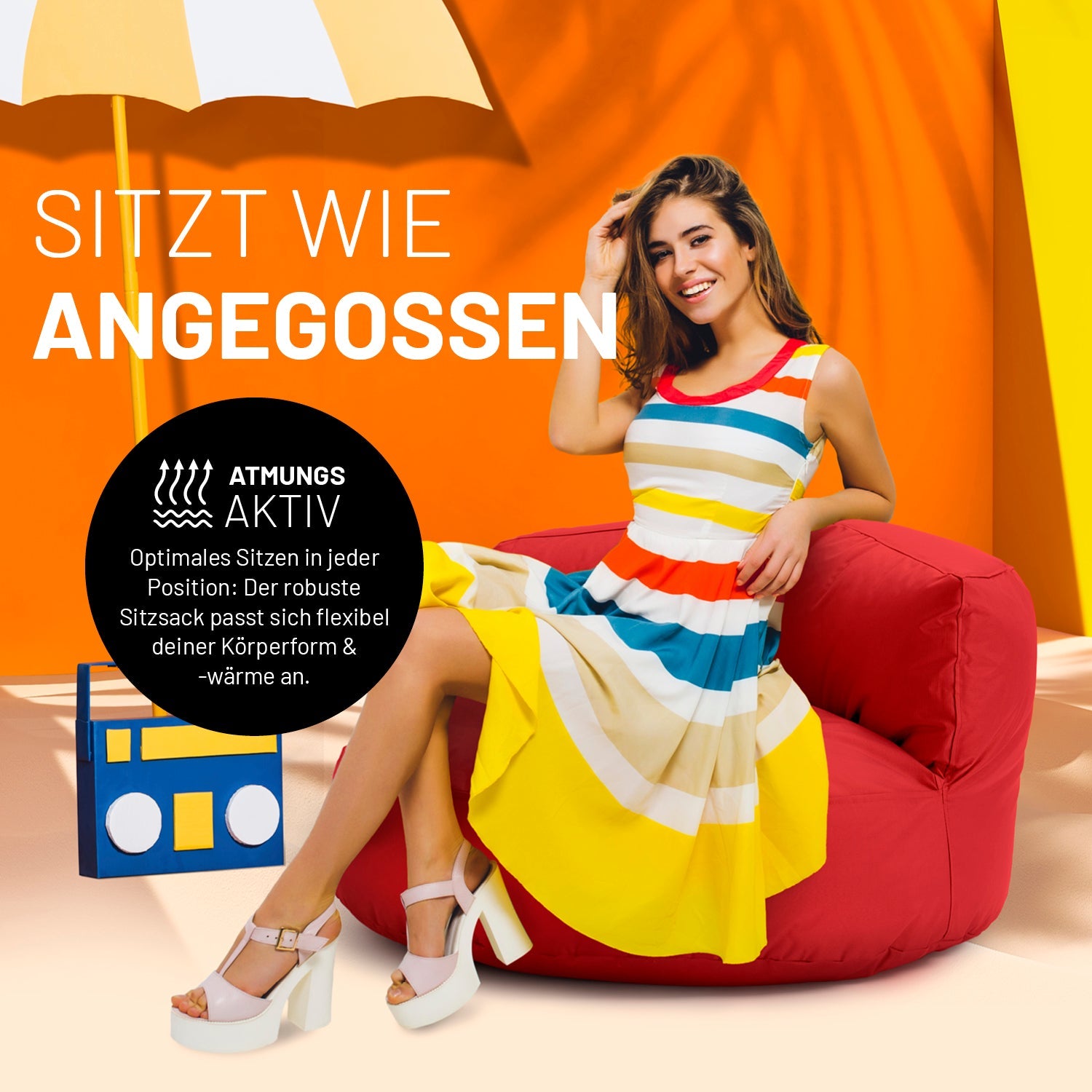 Eine Frau in buntem Kleid sitzt auf dem roten Sitzsack-Sofa. Icon "Atmungsaktiv" und "Passt sich Körperform und -wärme an".