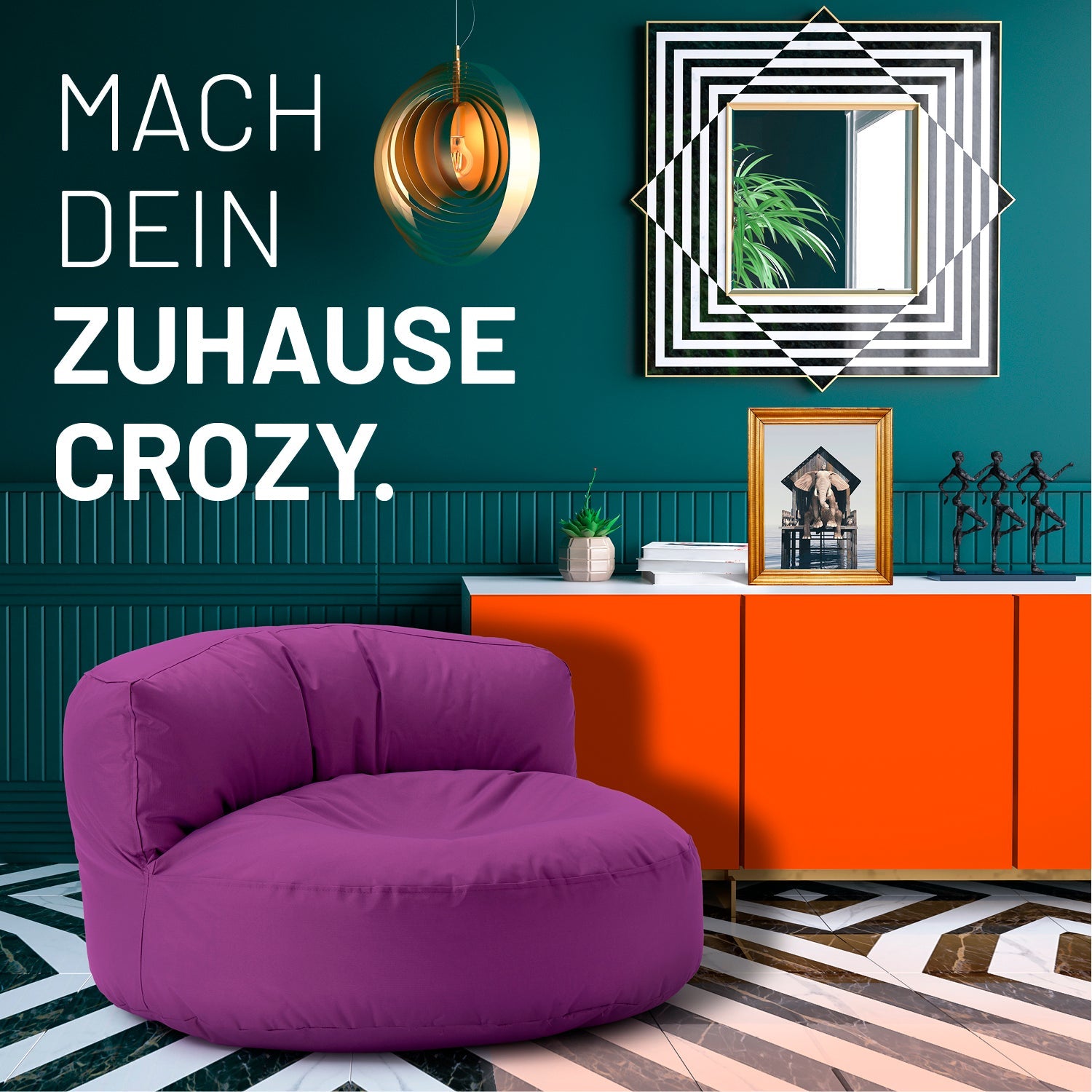 Modernes, buntes Wohnzimmer mit lila Sitzsack-Sofa, farbiger Kommode und Text: „Mach dein Zuhause crozy.“