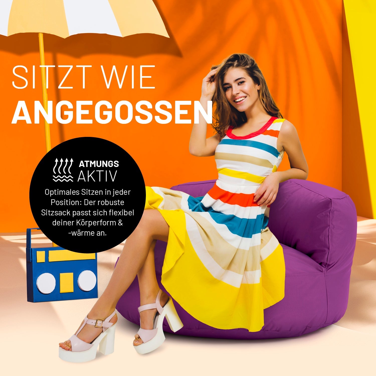 Eine Frau in buntem Kleid sitzt auf dem lilanen Sitzsack-Sofa. Icon "Atmungsaktiv" und "Passt sich Körperform und -wärme an".