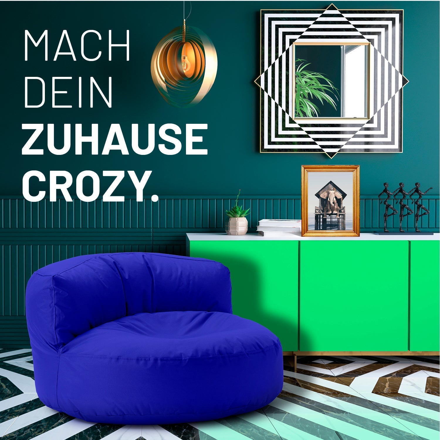 Modernes, buntes Wohnzimmer mit royalblauem Sitzsack-Sofa, farbiger Kommode und Text: „Mach dein Zuhause crozy.“