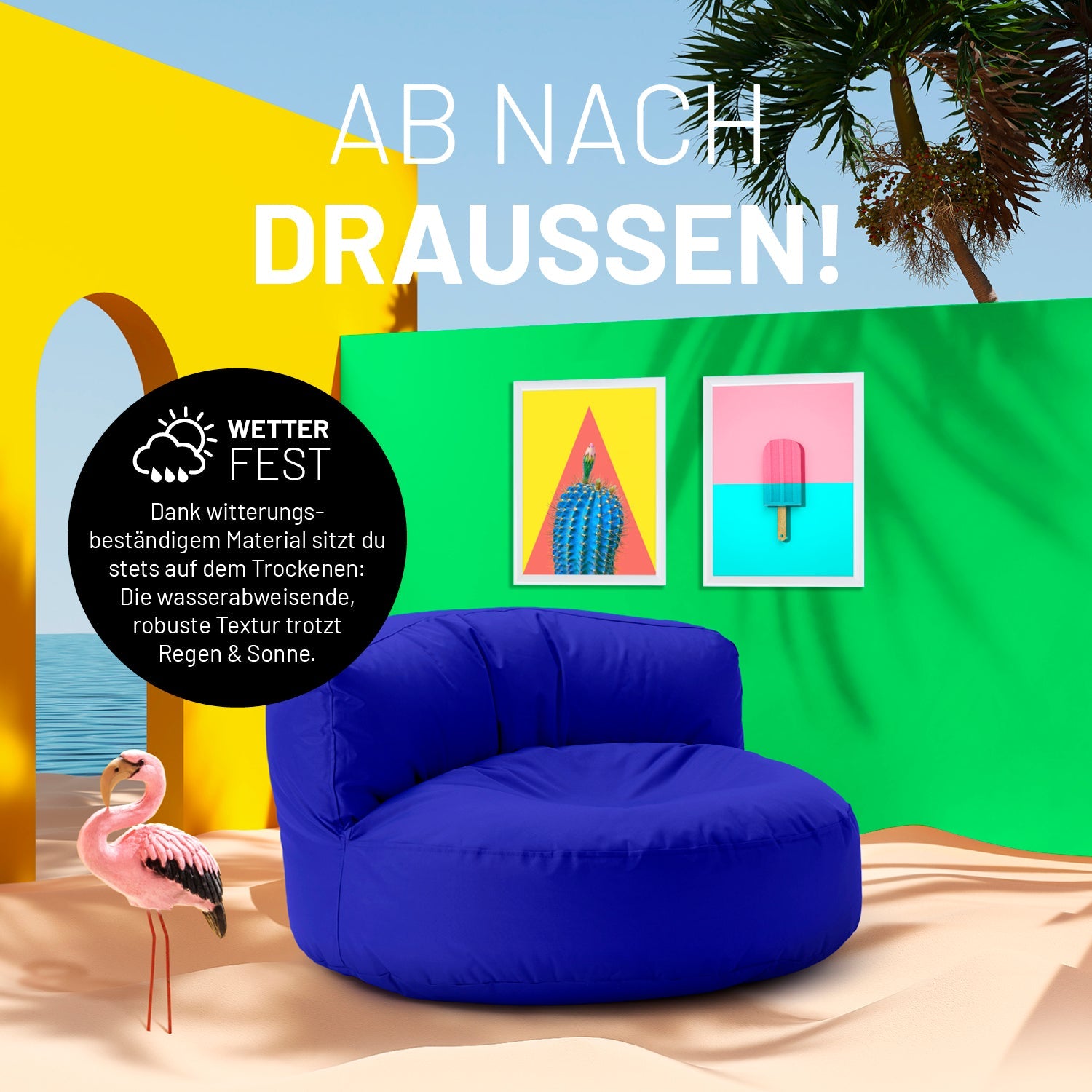 Royalblauer Lounge-Sitzsack in einer sehr bunten Outdoorszene mit Flamingo und Icon zum "Witterungsbeständigen Material."