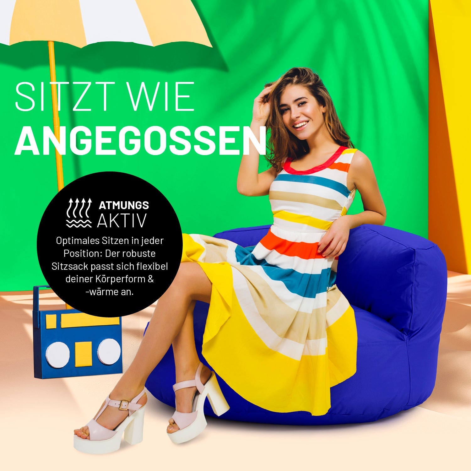 Eine Frau in buntem Kleid sitzt auf dem royalblauen Sitzsack-Sofa. Icon "Atmungsaktiv" und "Passt sich Körperform und -wärme an".