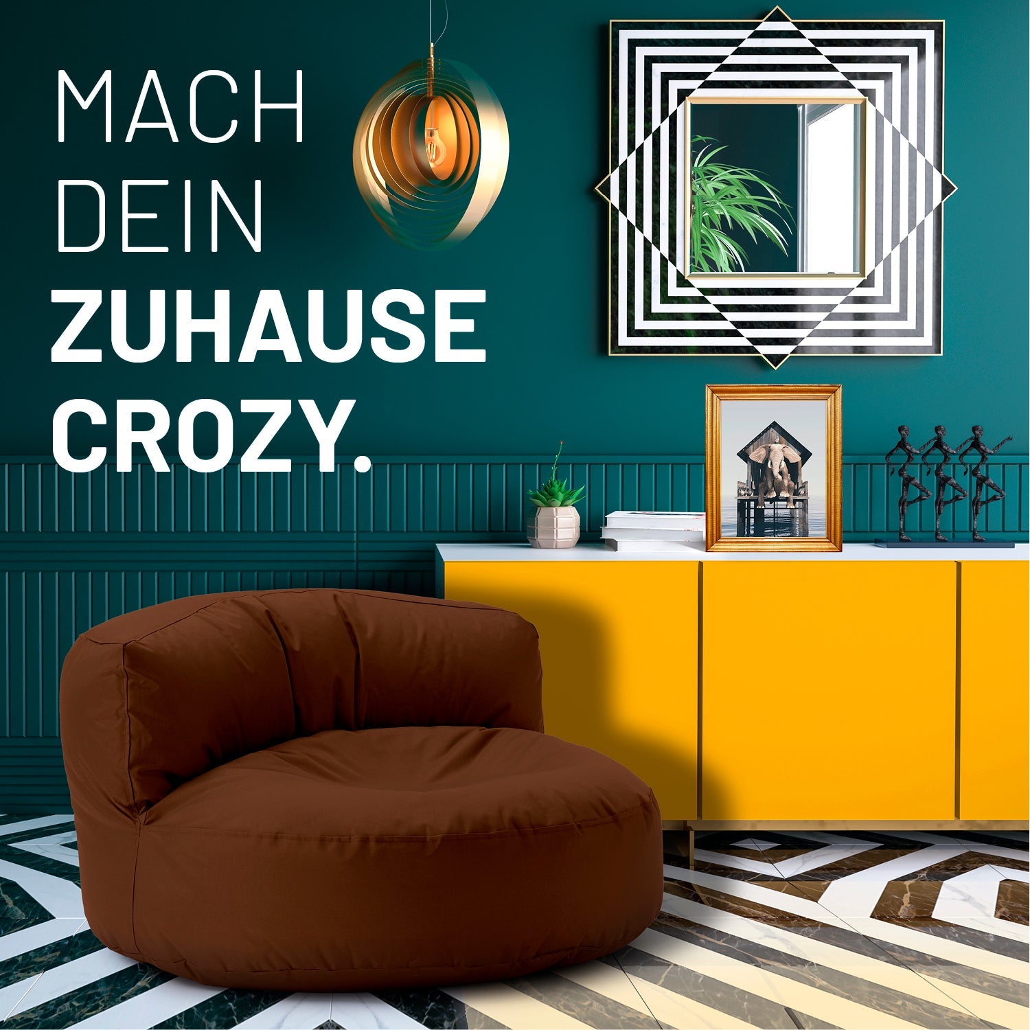 Modernes, buntes Wohnzimmer mit braunen Sitzsack-Sofa, farbiger Kommode und Text: „Mach dein Zuhause crozy.“