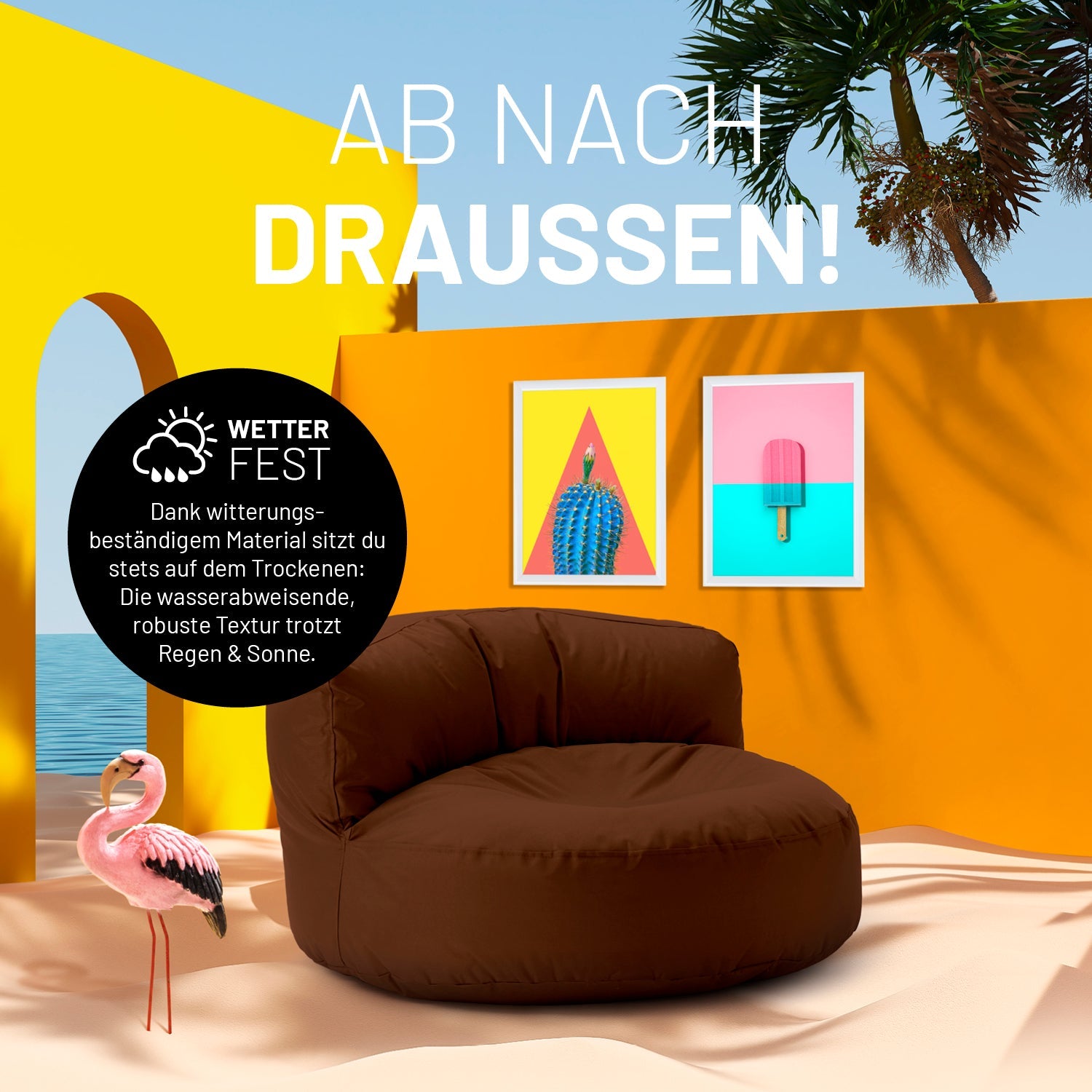 Brauner Lounge-Sitzsack in einer sehr bunten Outdoorszene mit Flamingo und Icon zum "Witterungsbeständigen Material."