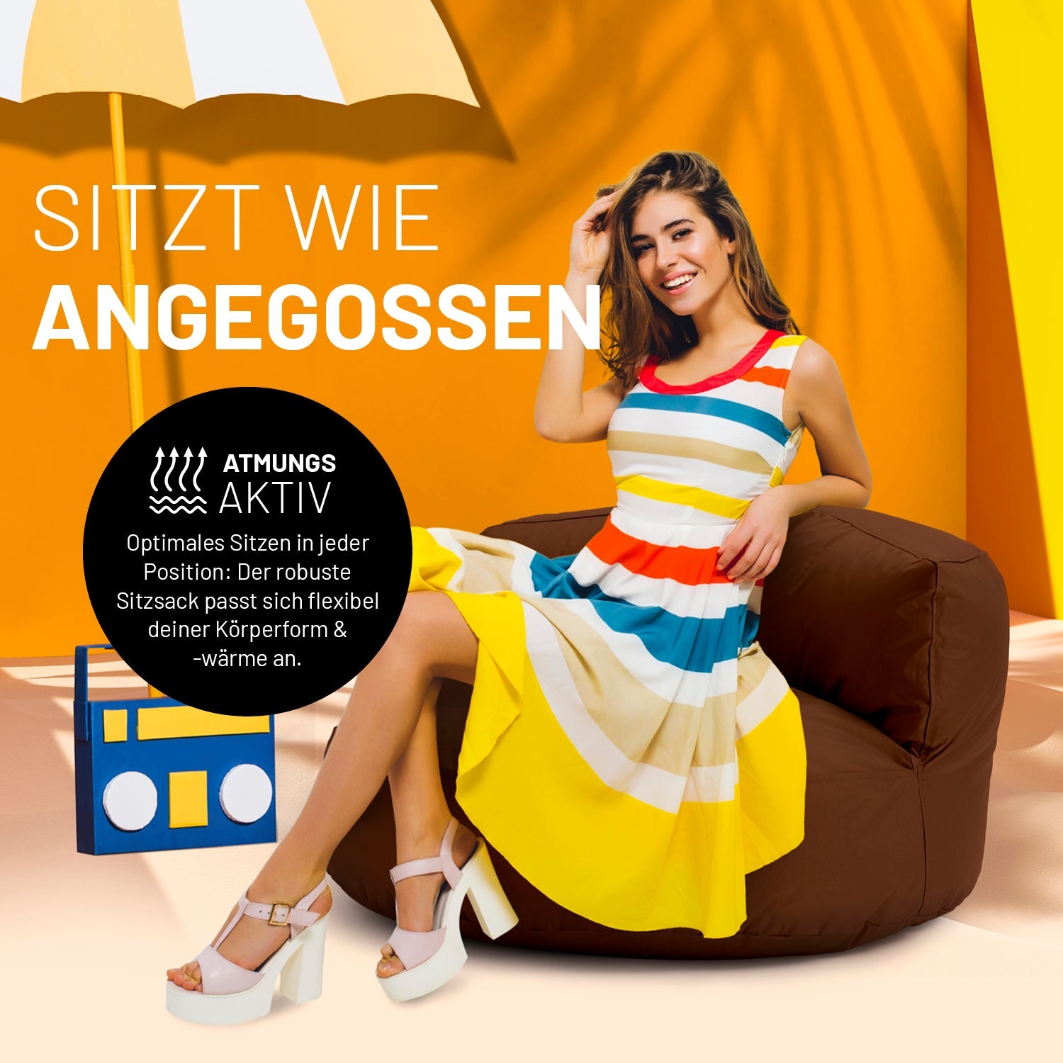 Eine Frau in buntem Kleid sitzt auf dem braunen Sitzsack-Sofa. Icon "Atmungsaktiv" und "Passt sich Körperform und -wärme an".