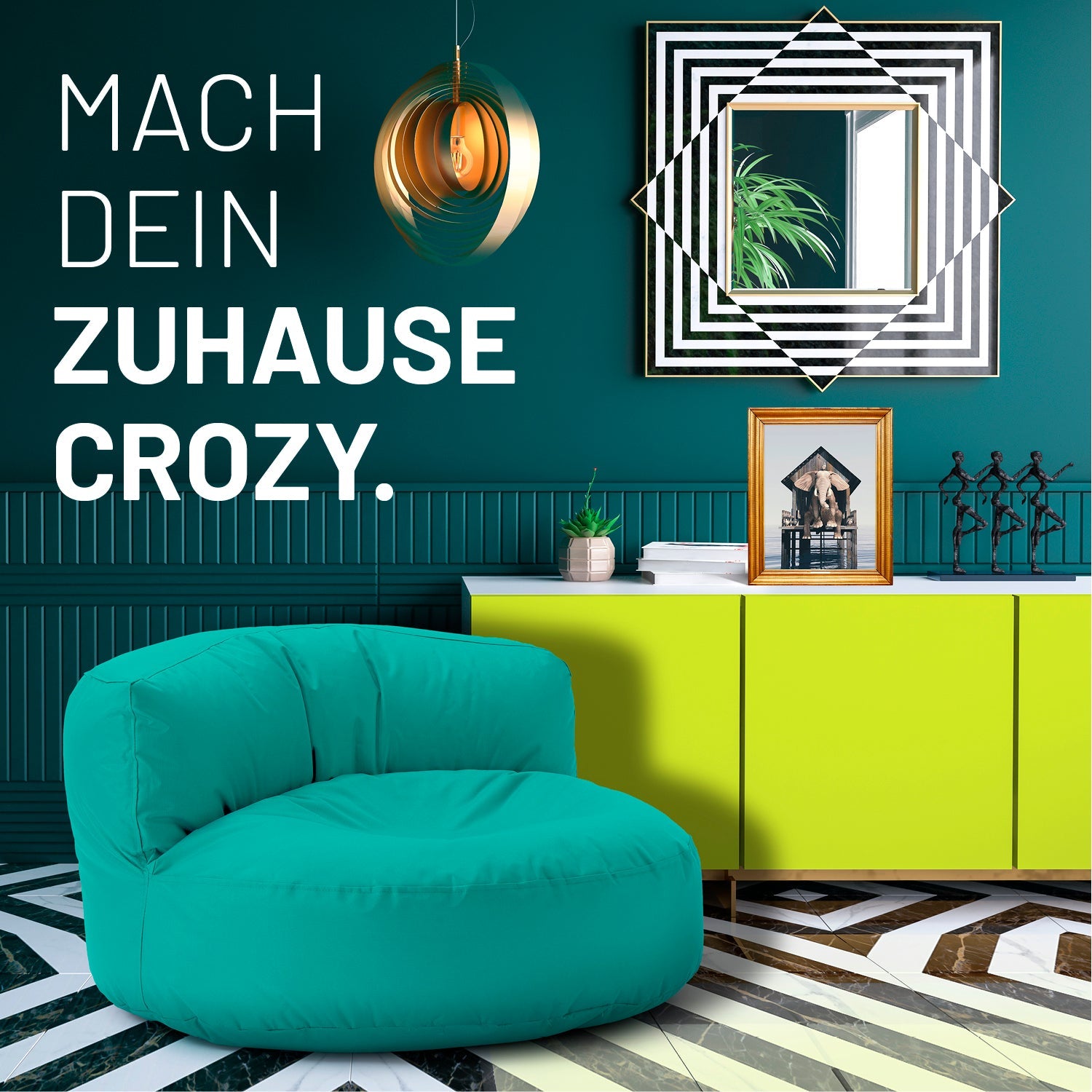 Modernes, buntes Wohnzimmer mit türkisen Sitzsack-Sofa, farbiger Kommode und Text: „Mach dein Zuhause crozy.“