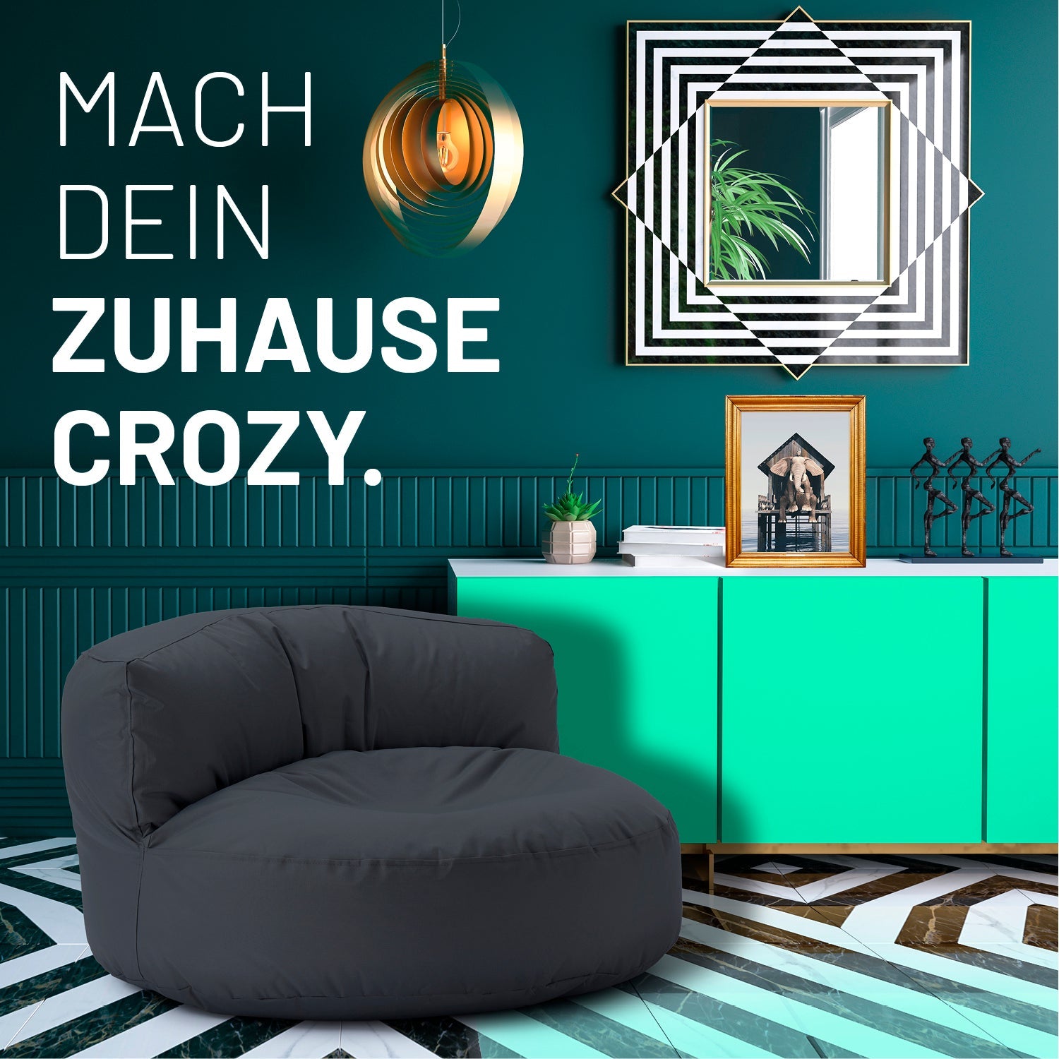 Modernes, buntes Wohnzimmer mit grauen Sitzsack-Sofa, farbiger Kommode und Text: „Mach dein Zuhause crozy.“