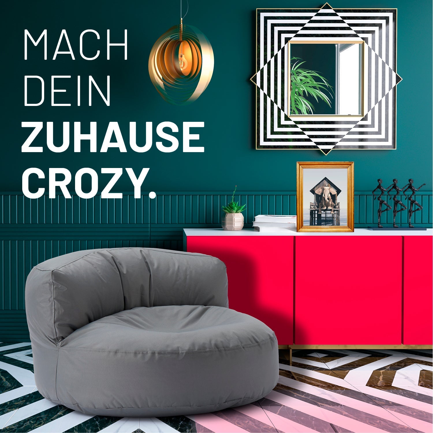 Modernes, buntes Wohnzimmer mit grauen Sitzsack-Sofa, farbiger Kommode und Text: „Mach dein Zuhause crozy.“