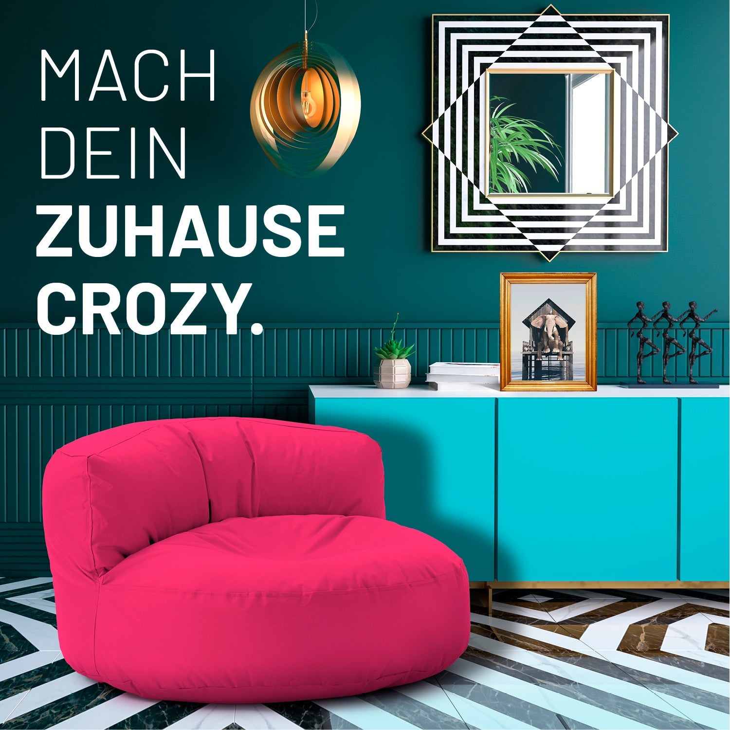 Modernes, buntes Wohnzimmer mit pinken Sitzsack-Sofa, farbiger Kommode und Text: „Mach dein Zuhause crozy.“