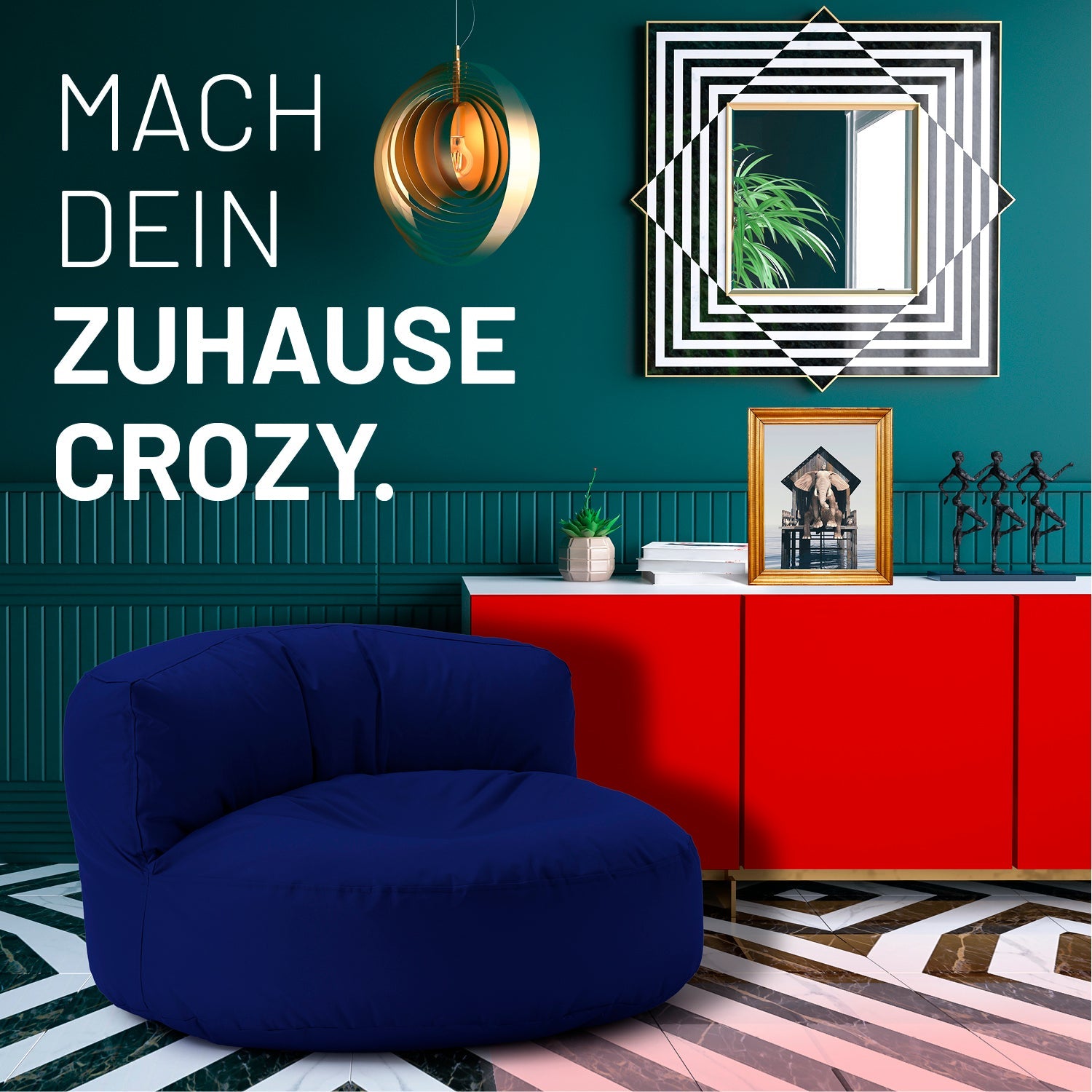 Modernes, buntes Wohnzimmer mit dunkelblauen Sitzsack-Sofa, farbiger Kommode und Text: „Mach dein Zuhause crozy.“