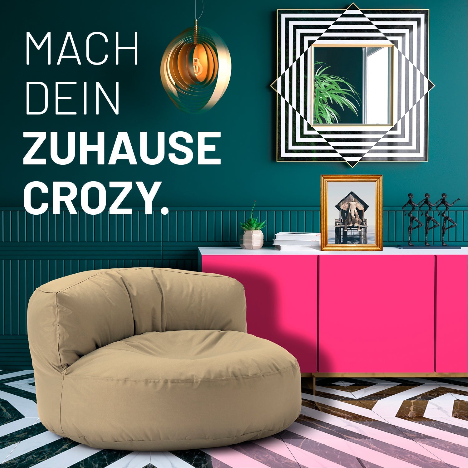 Modernes, buntes Wohnzimmer mit beigen Sitzsack-Sofa, farbiger Kommode und Text: „Mach dein Zuhause crozy.“
