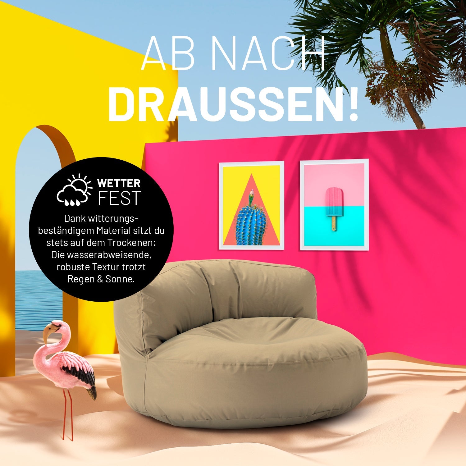 Beiger Lounge-Sitzsack in einer sehr bunten Outdoorszene mit Flamingo und Icon zum "Witterungsbeständigen Material."
