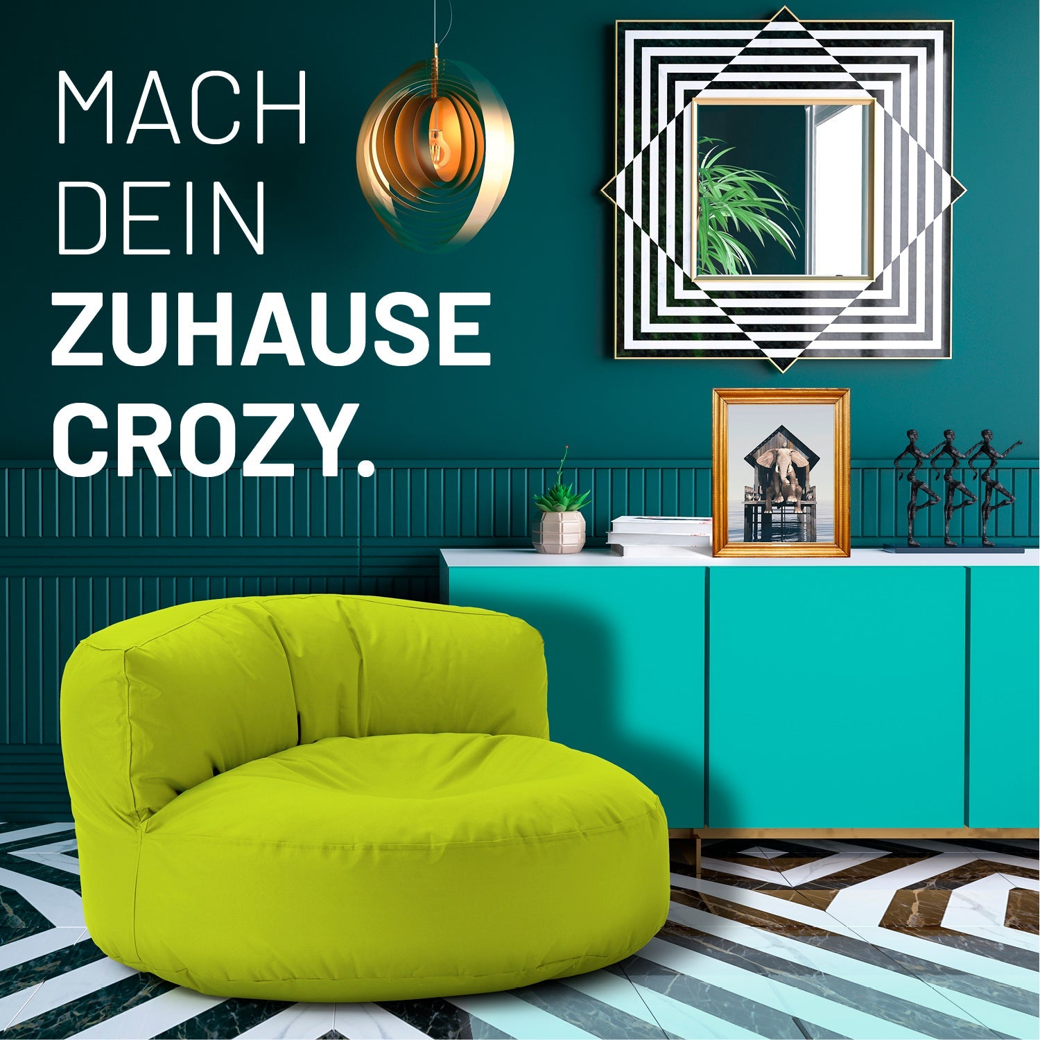 Modernes, buntes Wohnzimmer mit apfelgrünen Sitzsack-Sofa, farbiger Kommode und Text: „Mach dein Zuhause crozy.“