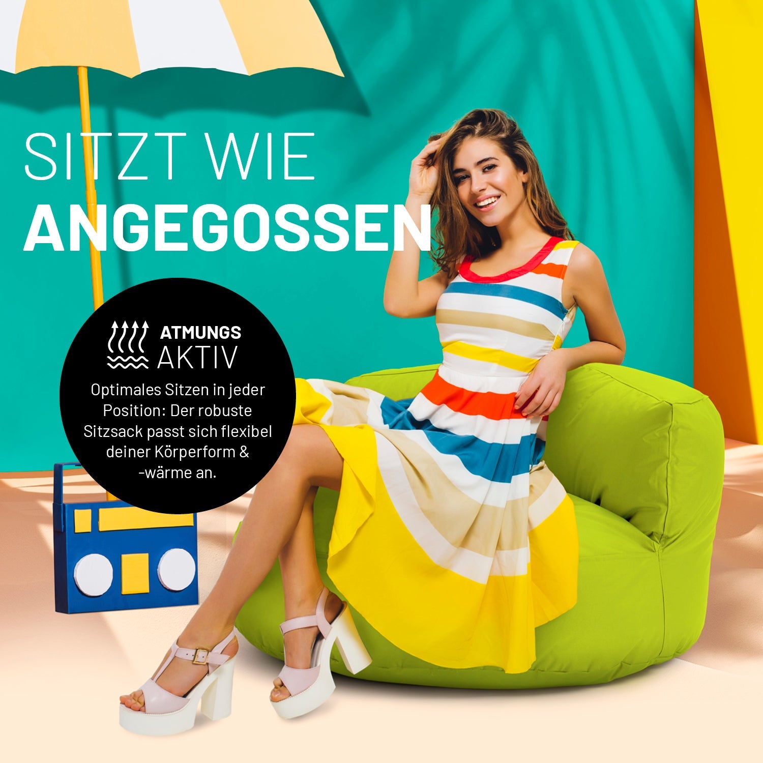 Eine Frau in buntem Kleid sitzt auf dem grünen Sitzsack-Sofa. Icon "Atmungsaktiv" und "Passt sich Körperform und -wärme an".