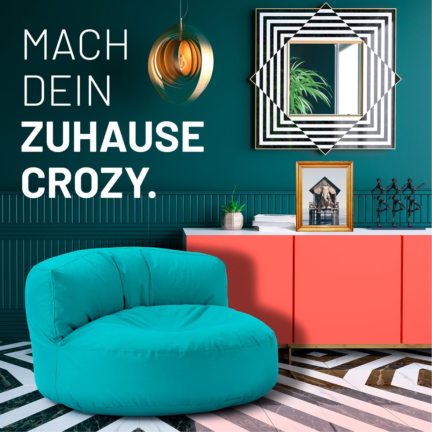 Modernes, buntes Wohnzimmer mit aquamarinen Sitzsack-Sofa, farbiger Kommode und Text: „Mach dein Zuhause crozy.“