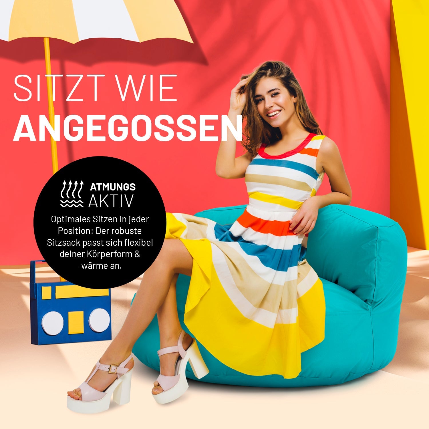 Eine Frau in buntem Kleid sitzt auf dem aquamarinen Sitzsack-Sofa. Icon "Atmungsaktiv" und "Passt sich Körperform und -wärme an".
