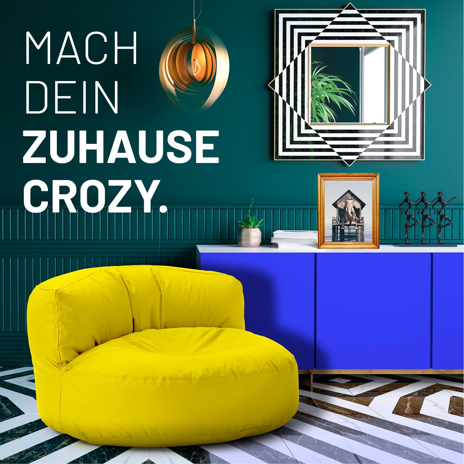 Modernes, buntes Wohnzimmer mit gelben Sitzsack-Sofa, farbiger Kommode und Text: „Mach dein Zuhause crozy.“