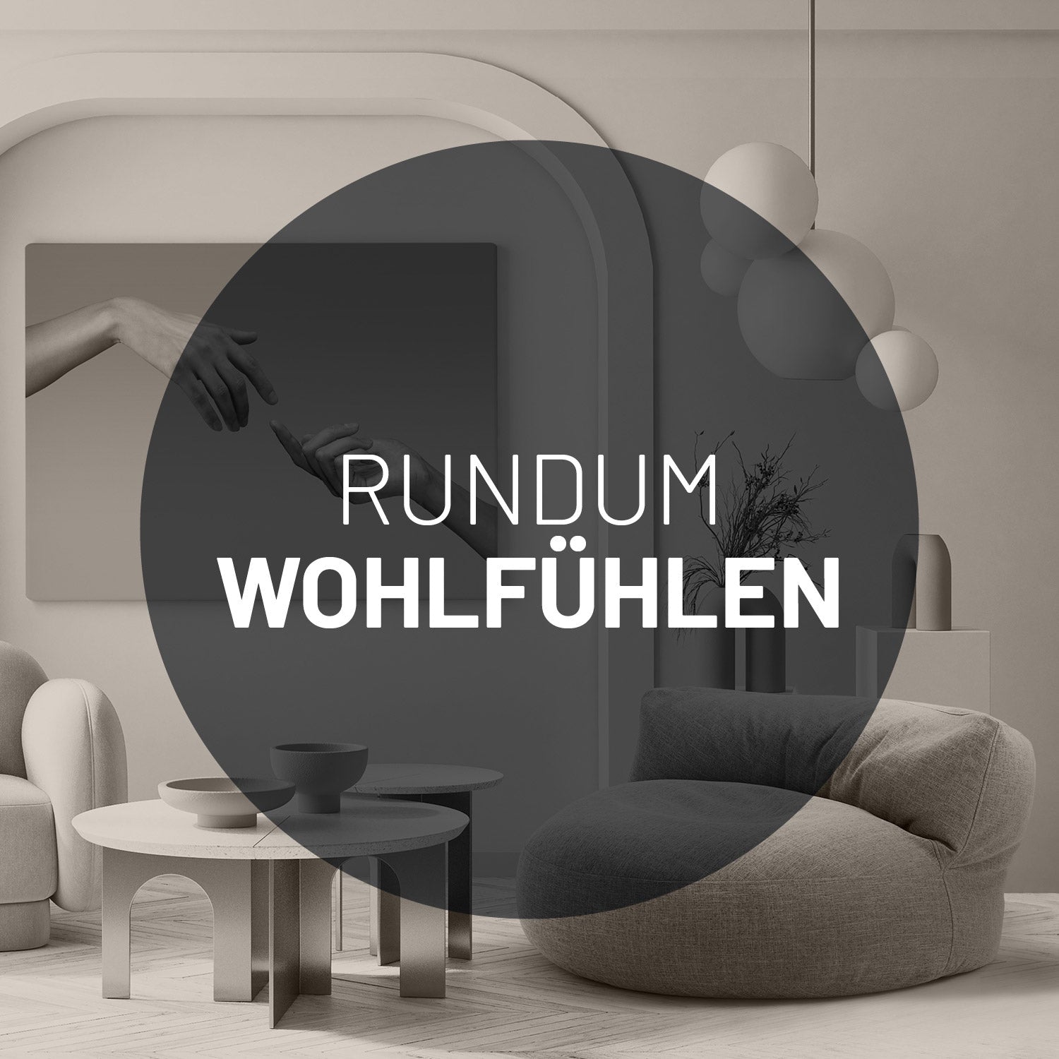 Modernes Wohnzimmer mit Sitzsack-Sofa aus der Interior Line in Hellgrau, überlagert von Kreis mit Text: "RUNDUM WOHLFÜHLEN".