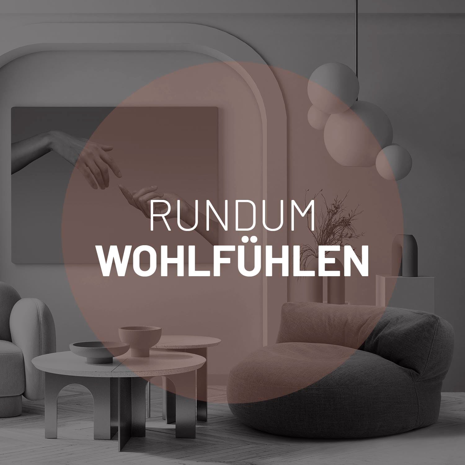 Modernes Wohnzimmer mit Sitzsack-Sofa aus der Interior Line in Dunkelgrau, überlagert von Kreis mit Text: "RUNDUM WOHLFÜHLEN".