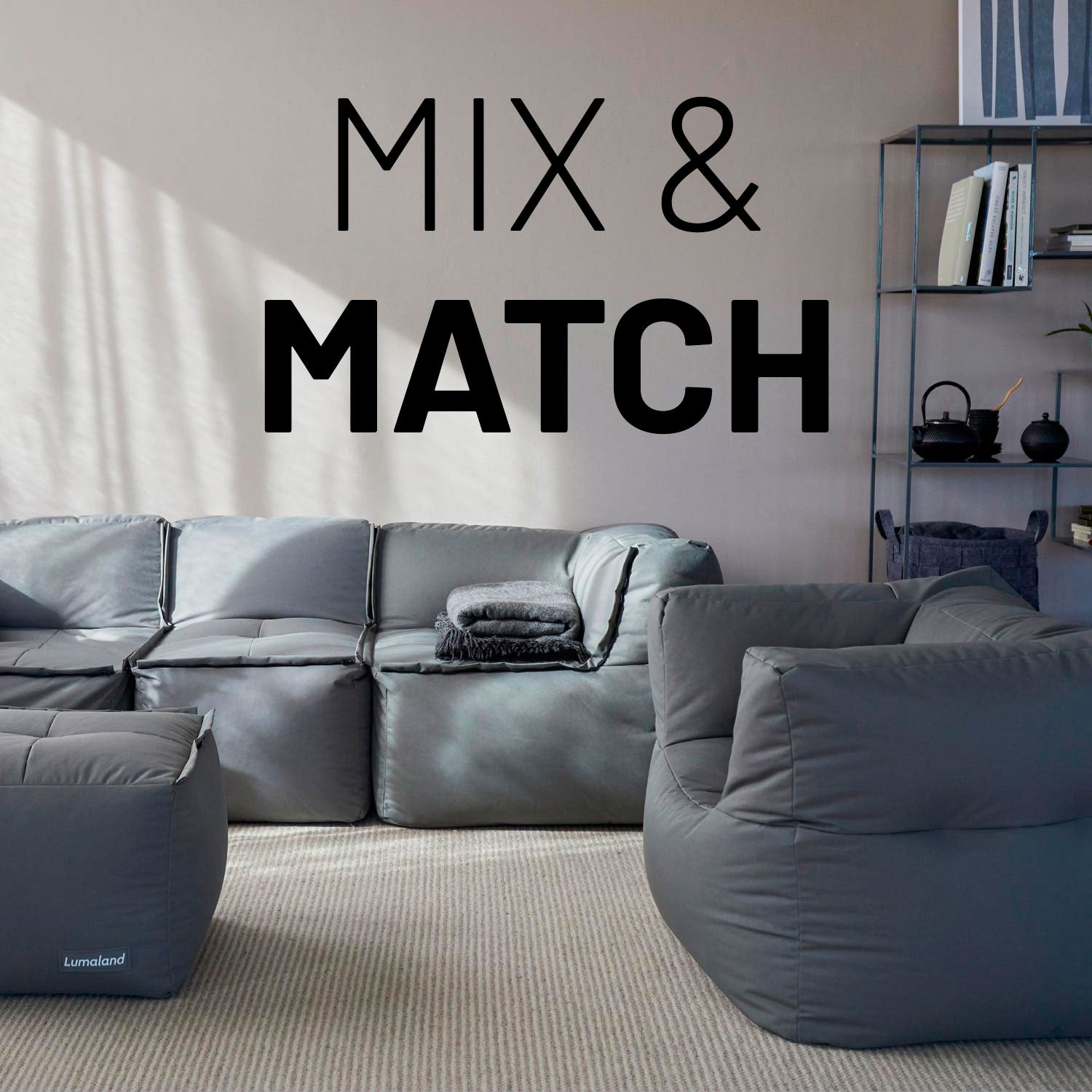 Graue Sitzmöbel im Wohnzimmer mit Mix-&-Fix-Reißverschlusses kombinierbar nach Farbe, Größe oder Form.
