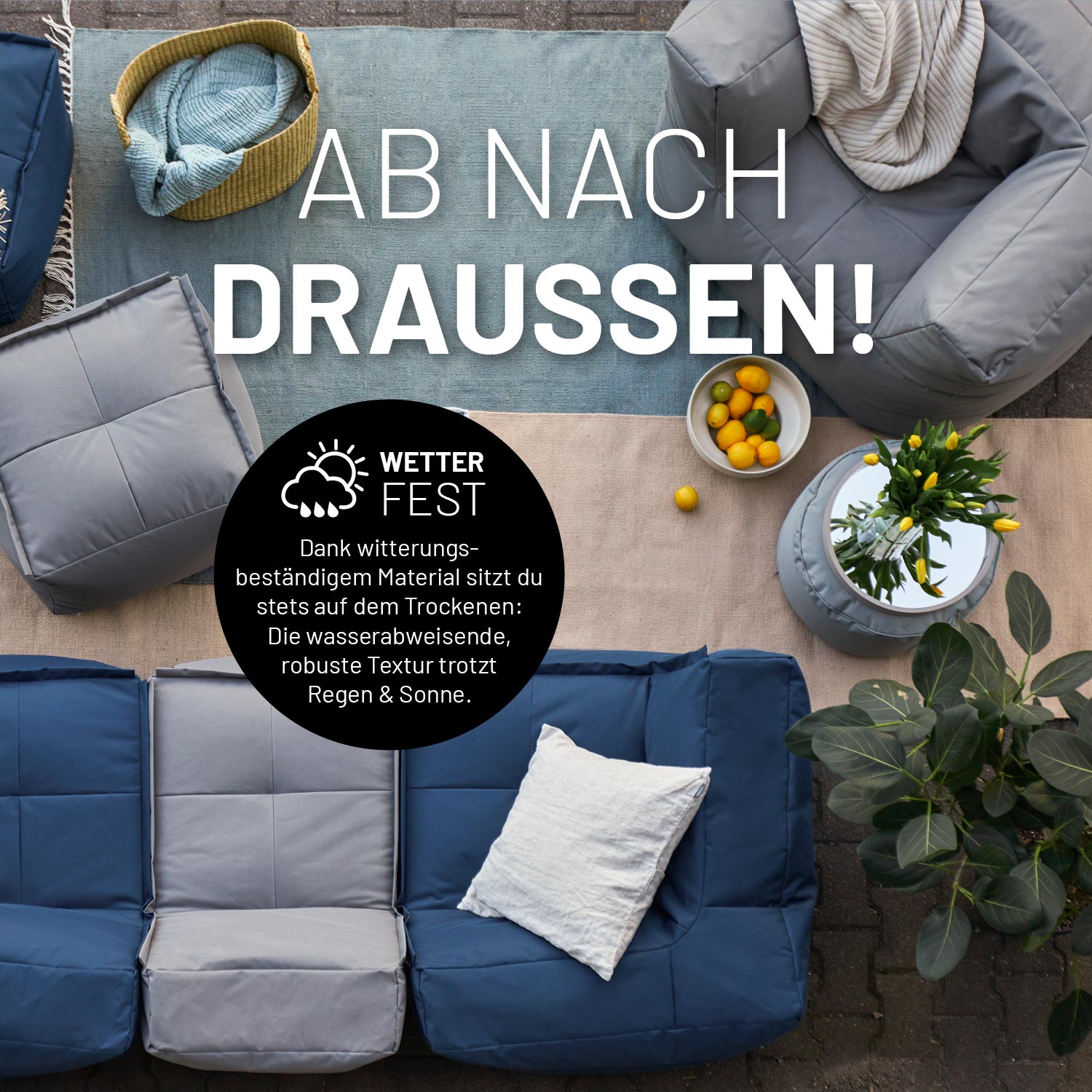 Kombinierte Outdoor Sitzmöbel in Navyblau und Grau auf einer Terrasse mit Icon "Wasserabweisend und Witterungsbeständig".