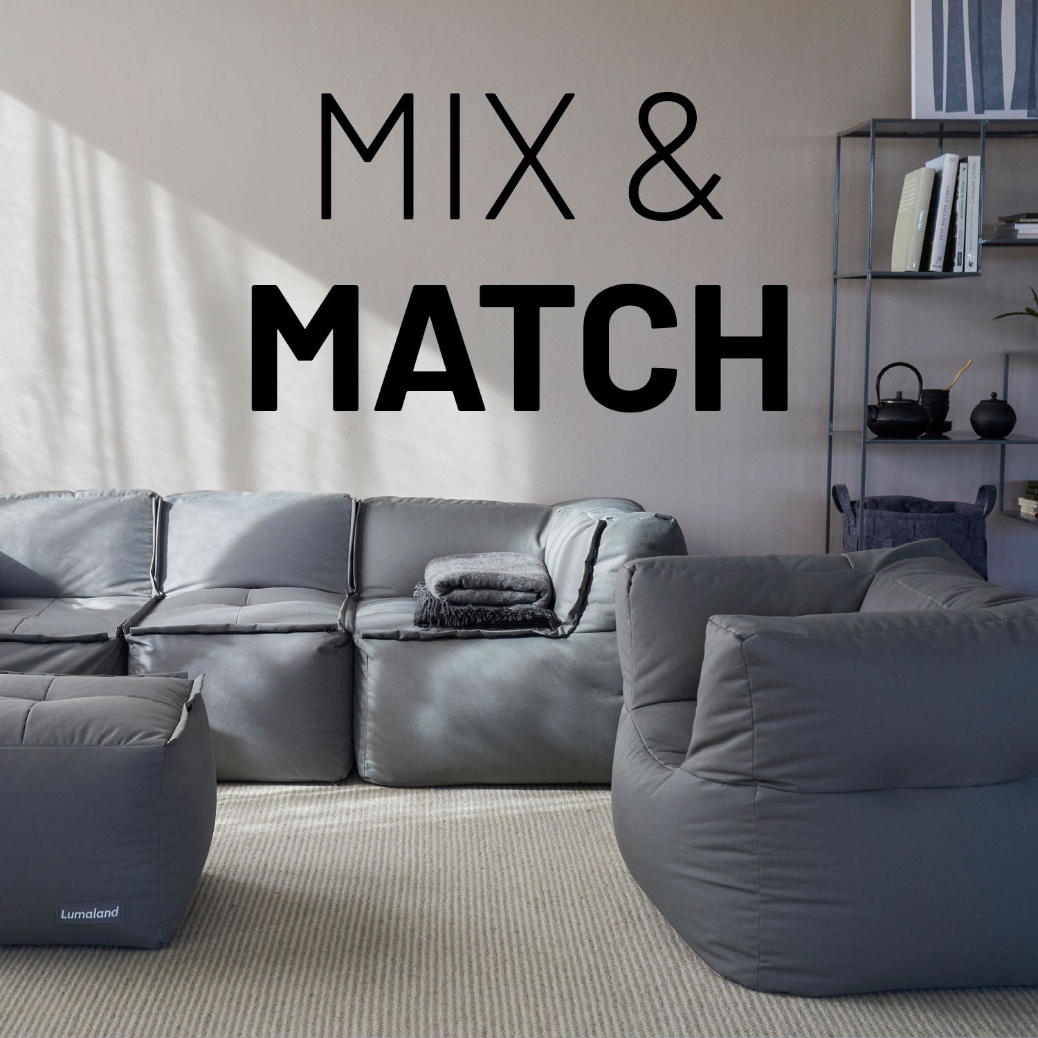 Graue Sitzmöbel im Wohnzimmer mit Mix-&-Fix-Reißverschlusses kombinierbar nach Farbe, Größe oder Form.