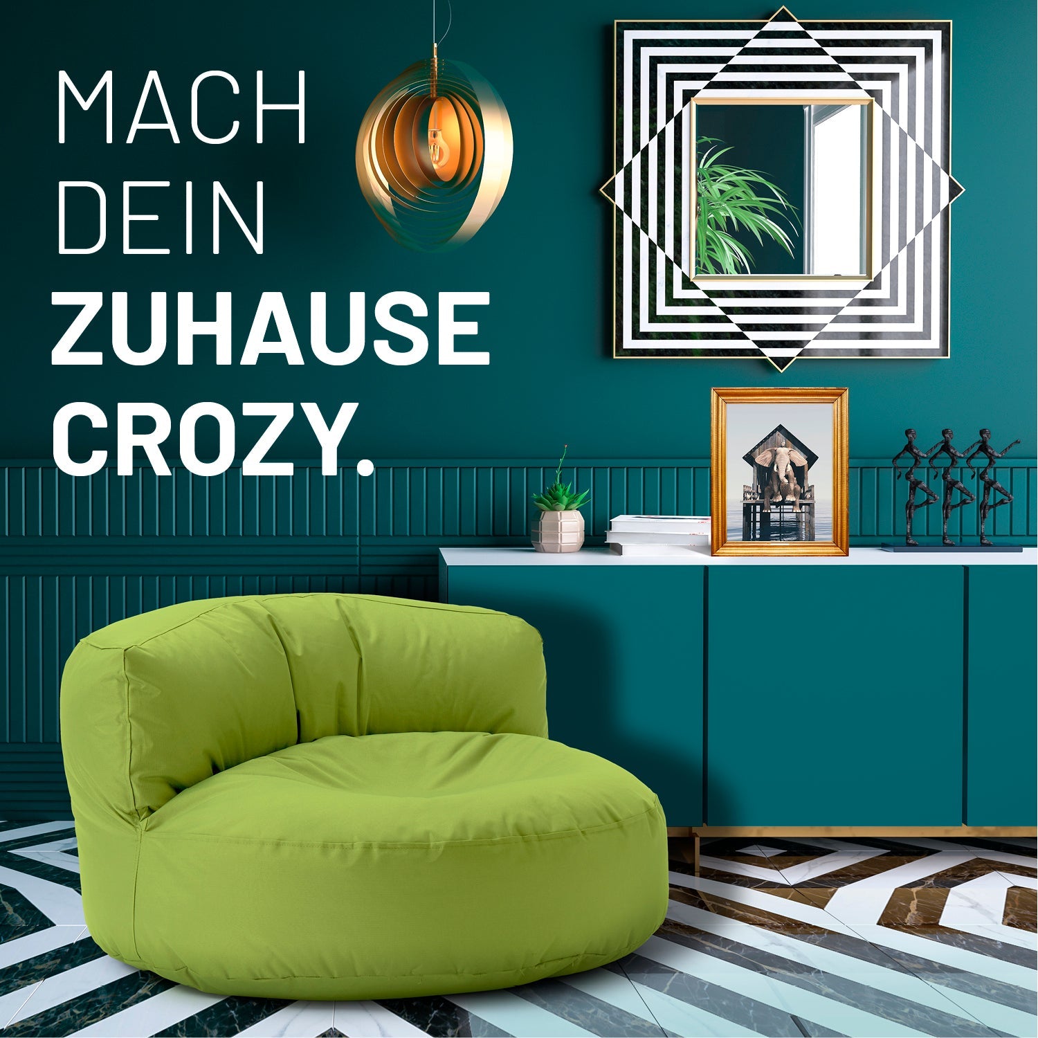 Modernes, buntes Wohnzimmer mit grünem Sitzsack-Sofa, farbiger Kommode und Text: „Mach dein Zuhause crozy.“