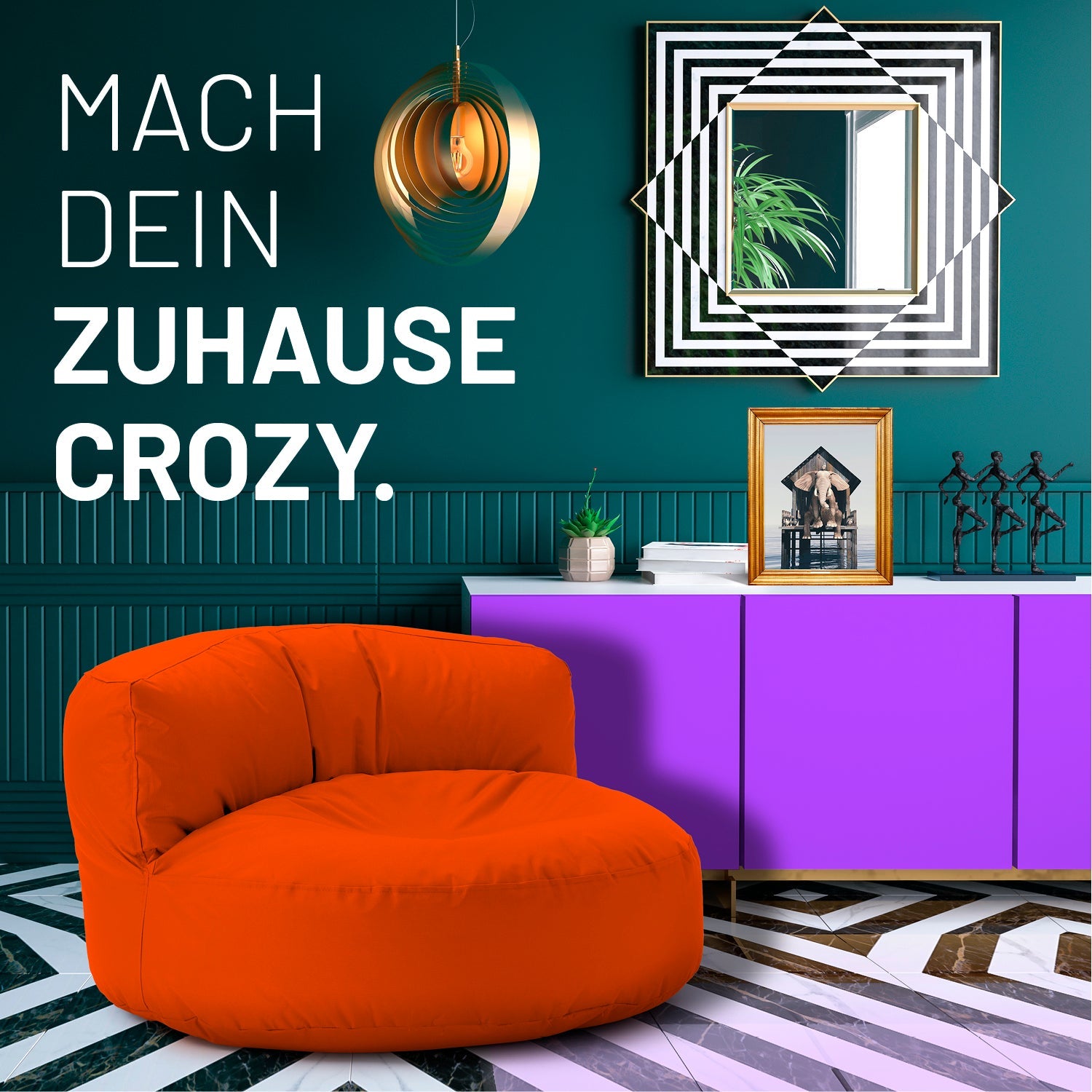 Modernes, buntes Wohnzimmer mit orangenem Sitzsack-Sofa, farbiger Kommode und Text: „Mach dein Zuhause crozy.“